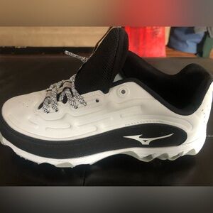 Brand New Mizuno Women’s 9-Spike Metal Fast-pitched Softball Cleats